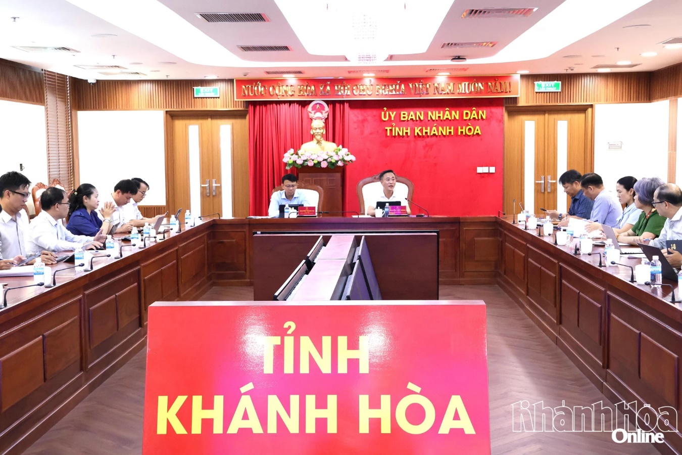 Quang cảnh cuộc họp