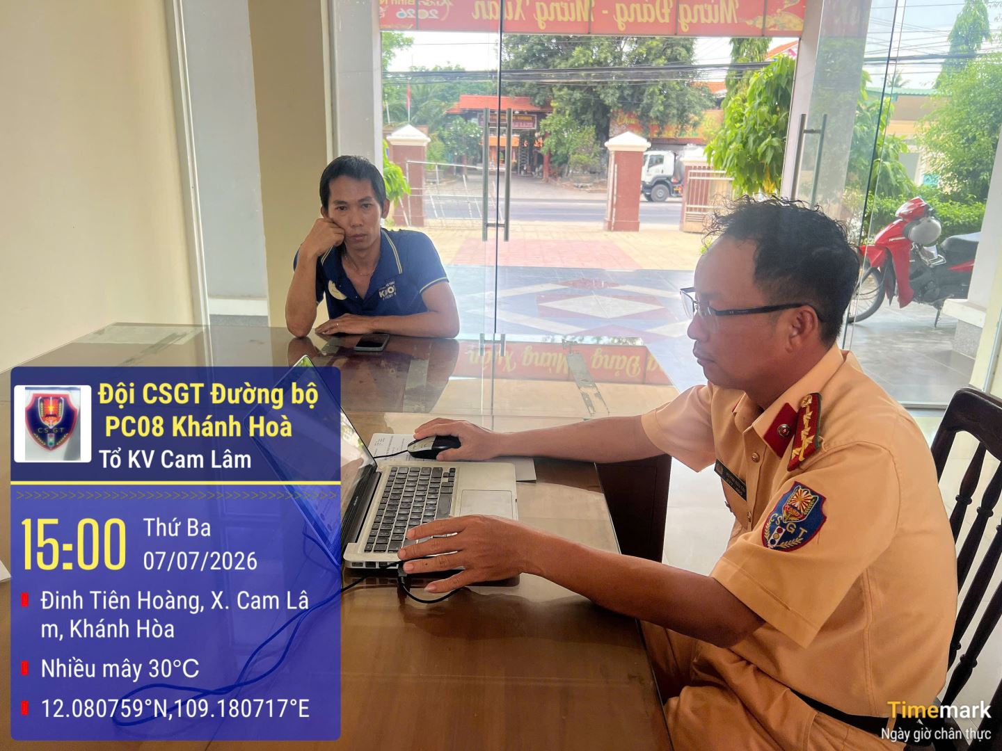 CSGT làm việc cùng lái xe vi phạm