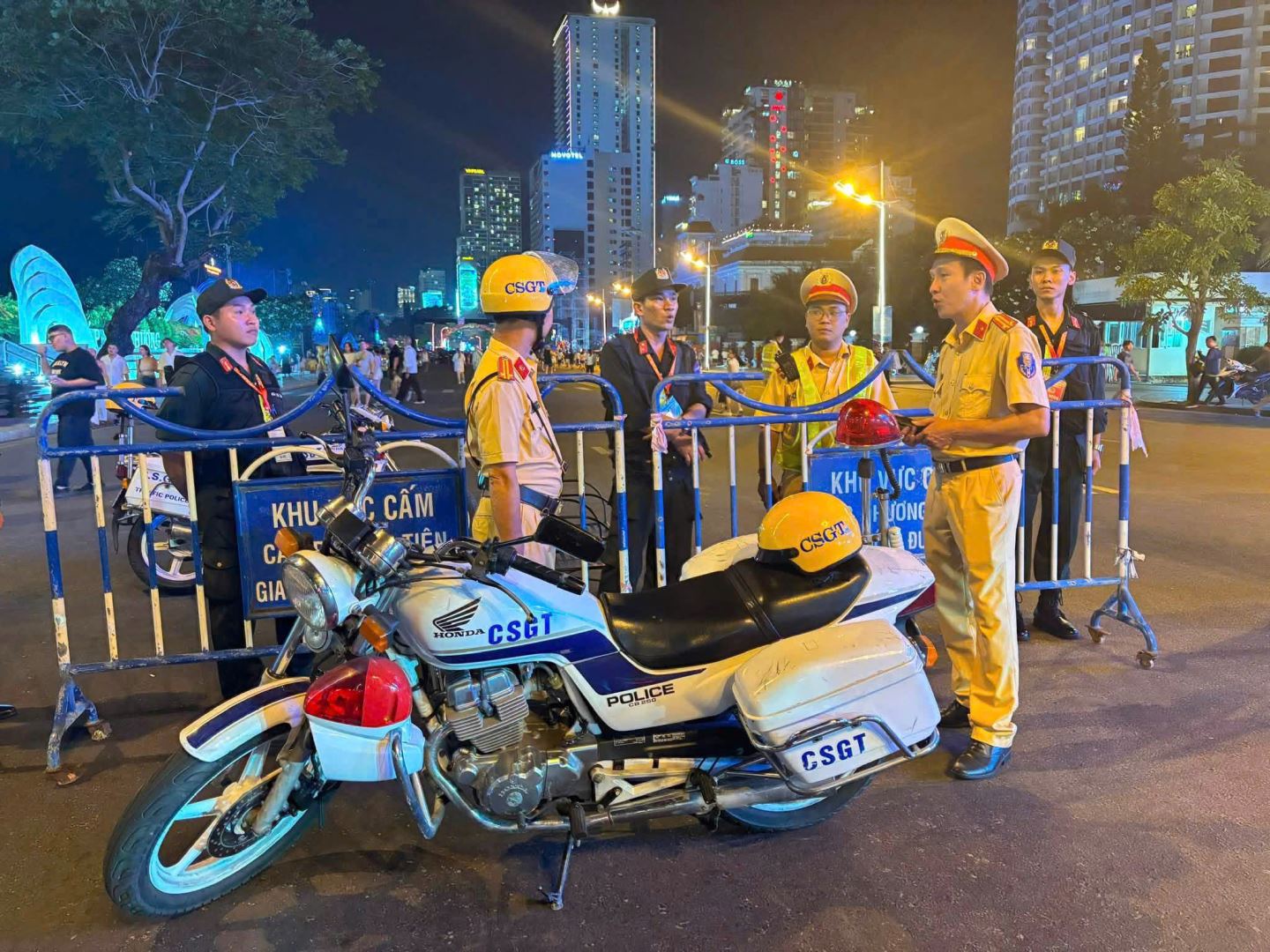 Lực lượng CSGT chôt chặn các tuyến đường
