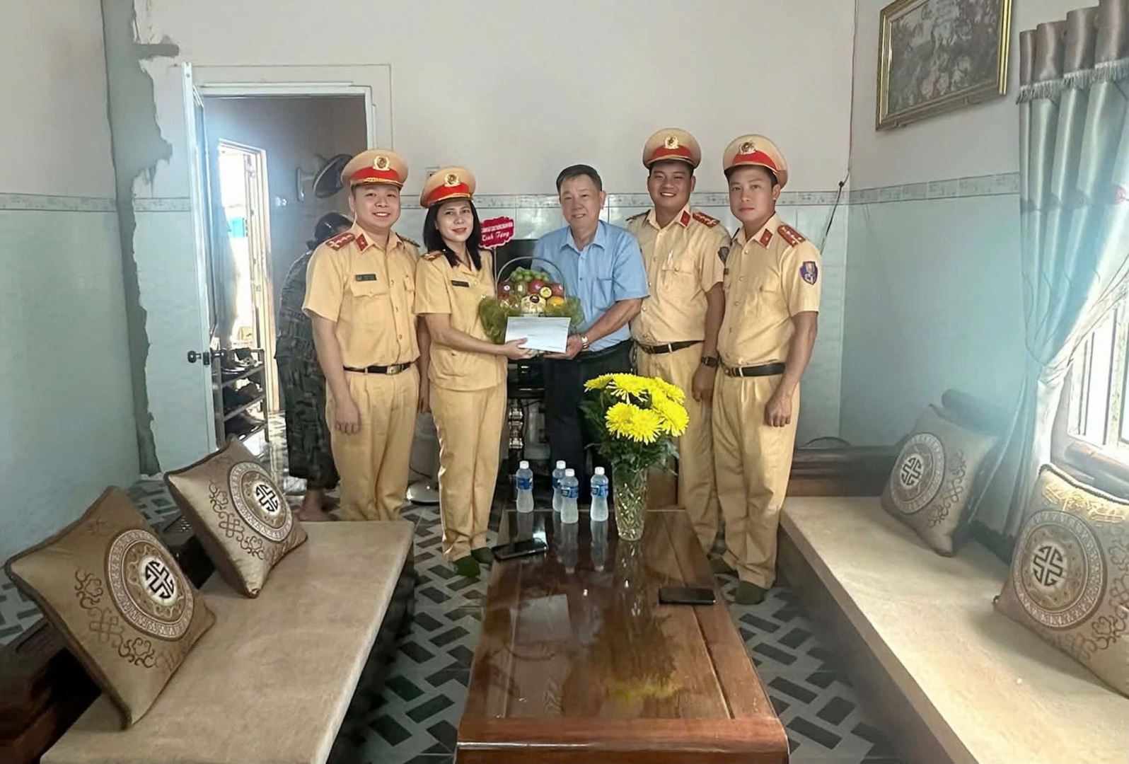 Lực lượng CSGT thăm hỏi các gia đình thương binh