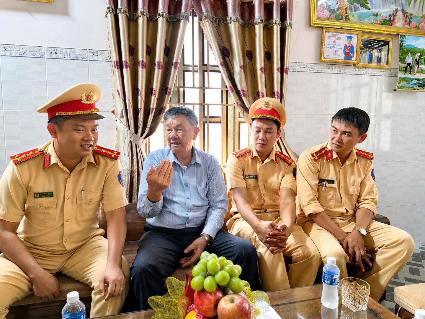 Lực lượng CSGT thăm hỏi động viên các gia đình thương binh liệt sỹ
