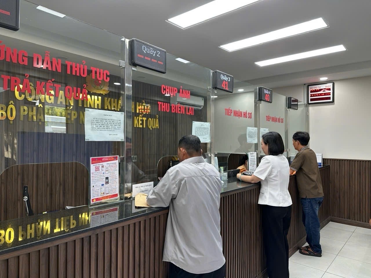 Người dân đến làm thủ tục cấp GPLX