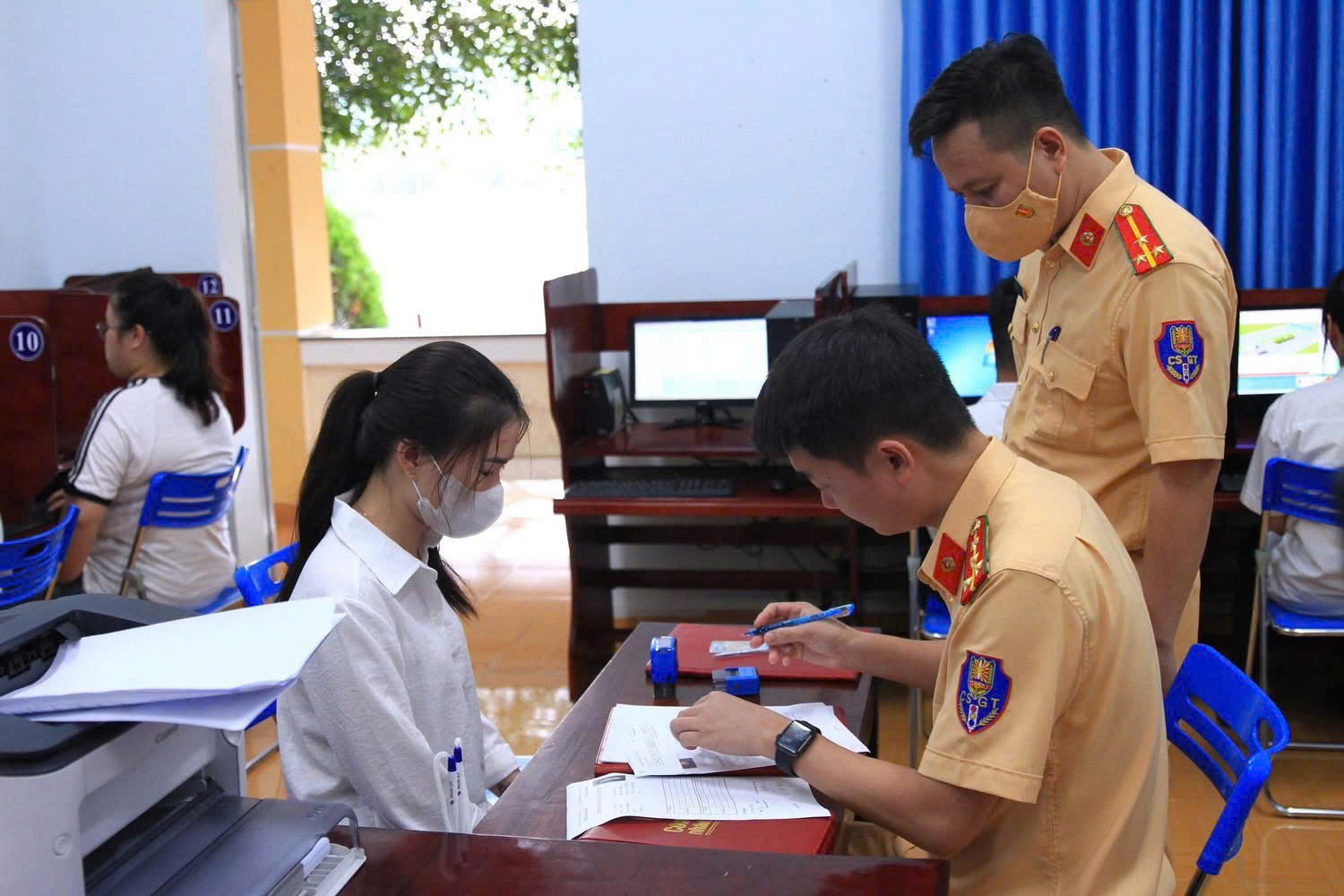 Người dân làm thủ tục để chuẩn bị thi lý thuyết