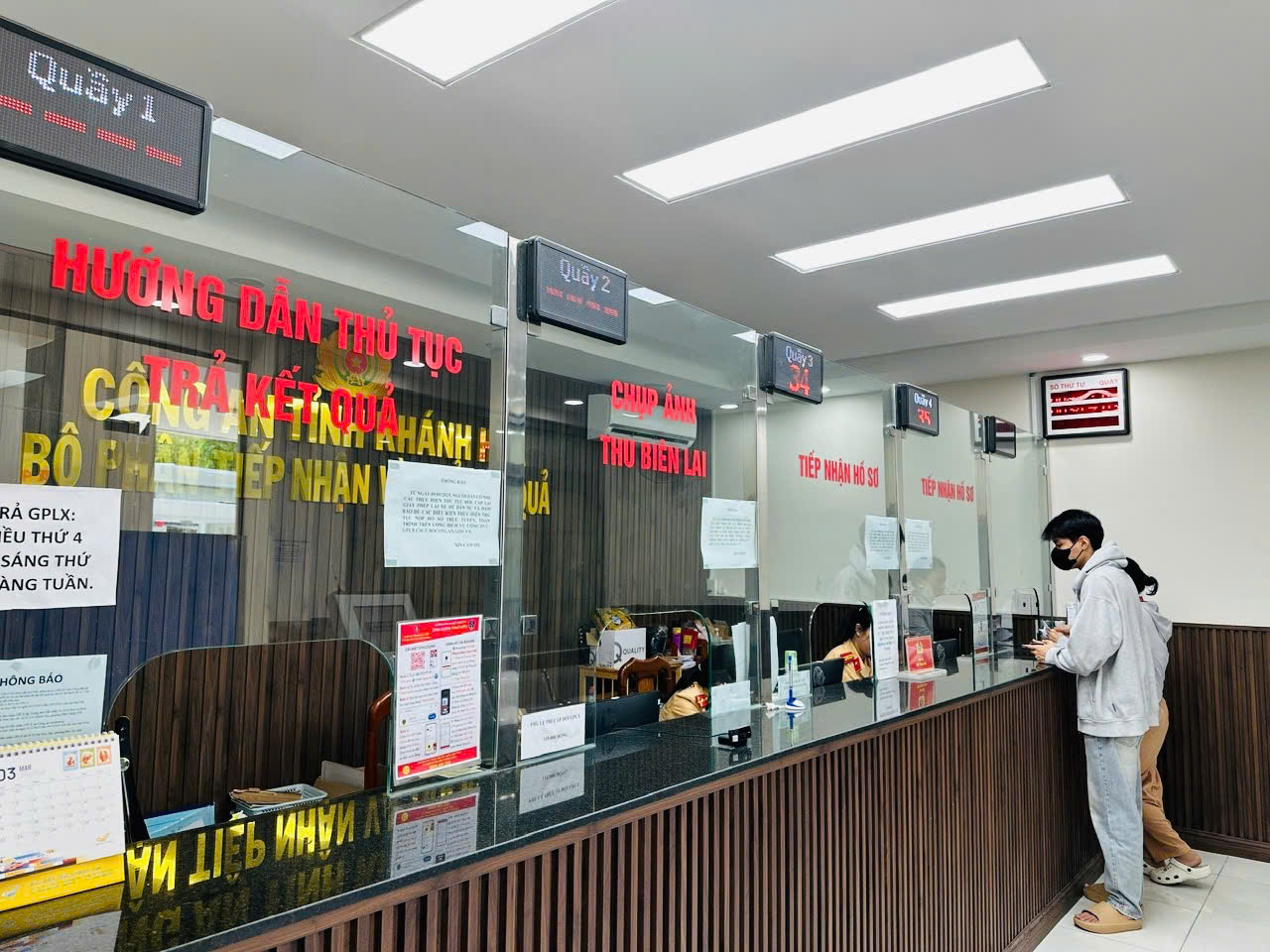 Cảnh sát giao thông tiếp công dân đến đăng ký xe