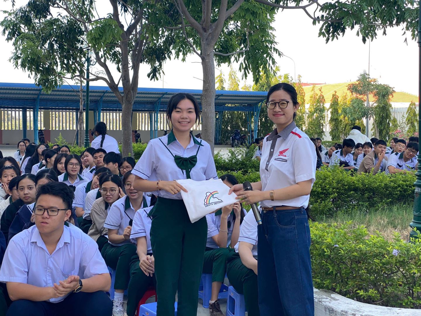  ban tổ chức trao phần quà đến học sinh nhà trường