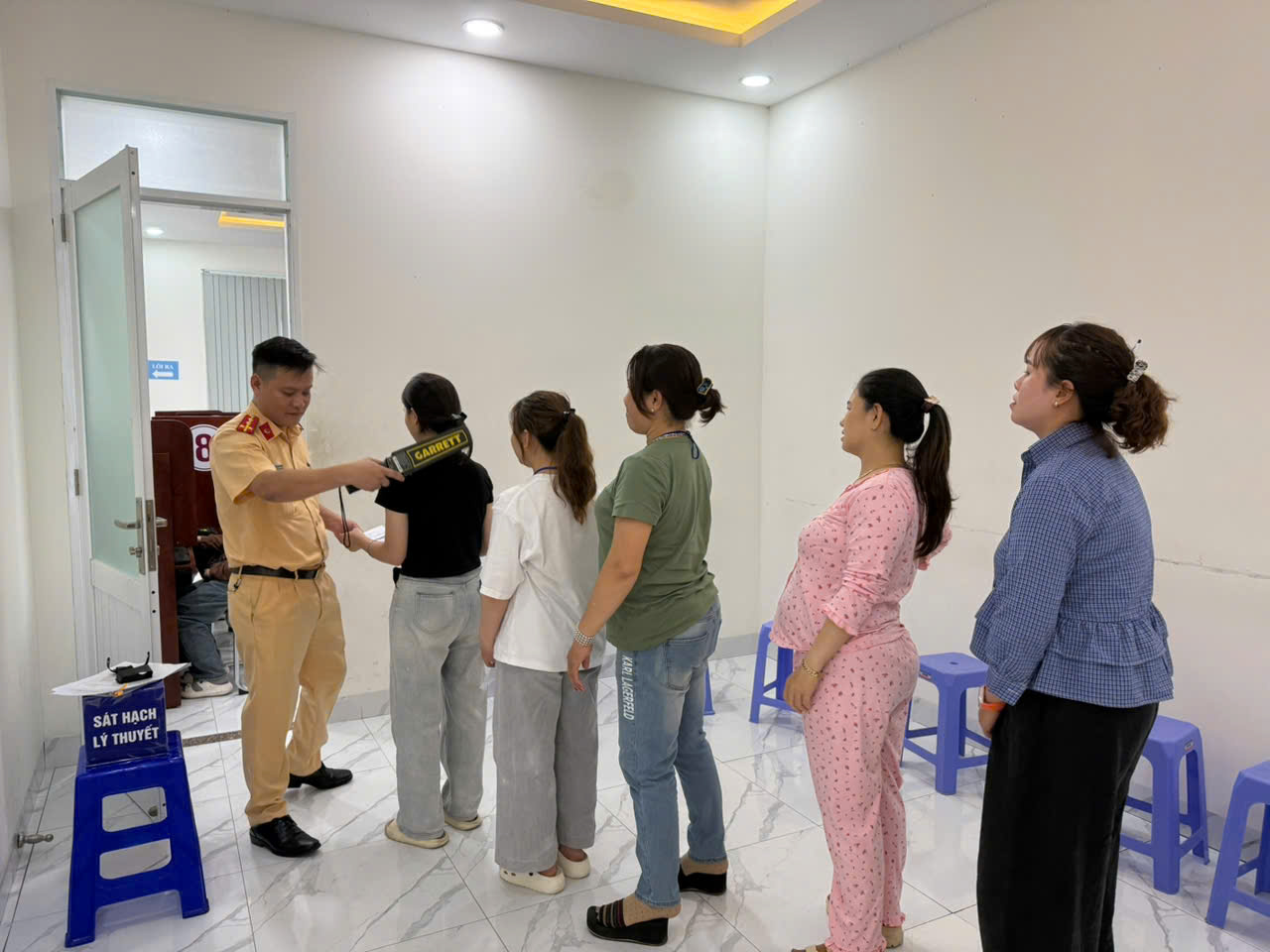 CSGT kiểm tra điều kiên của thí sinh trước giờ dự thi