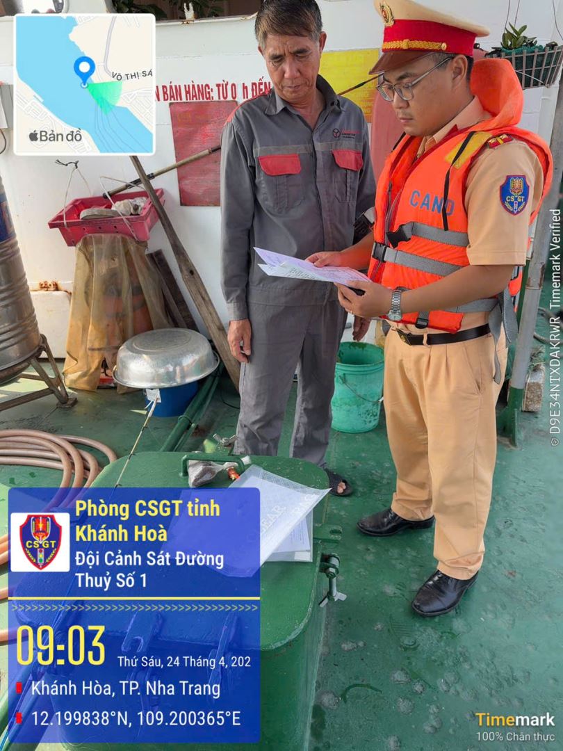 Cảnh sát giao thông kiểm tra điều khiện của người điều khiển phương tiện