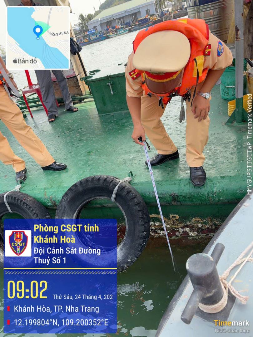 Cảnh sát giao thông kiểm tra mớn nước của phương tiện