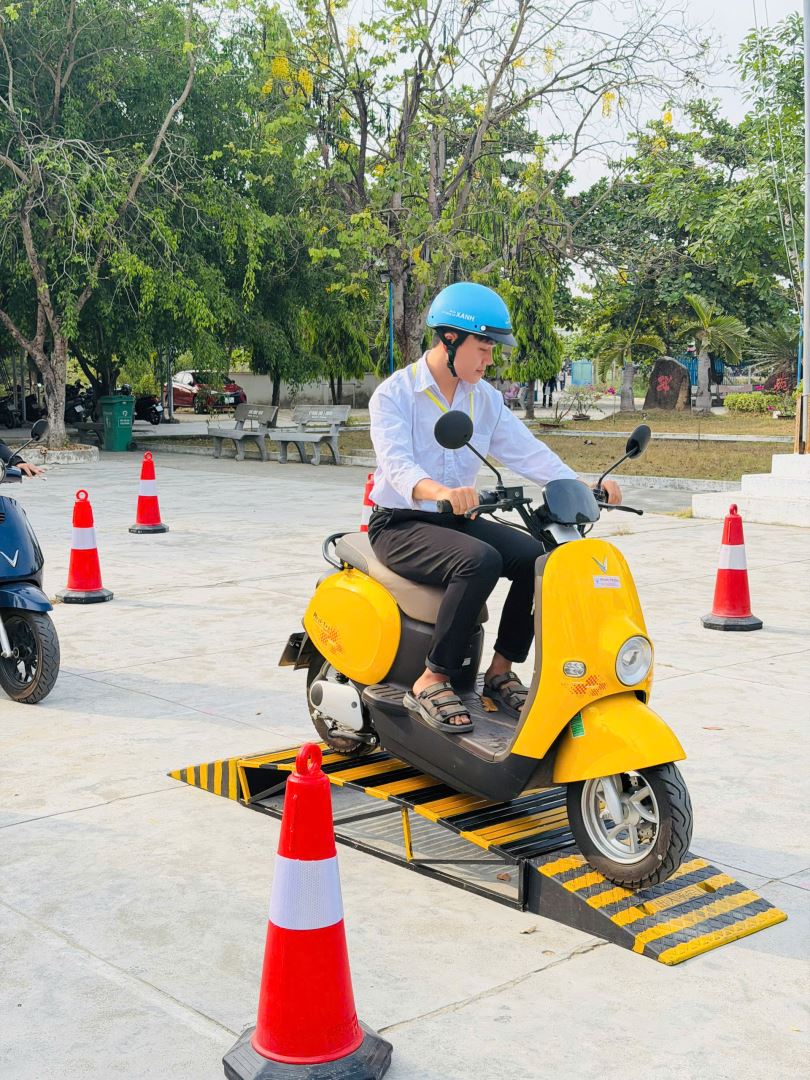 học sinh thực hành kỹ năng lái xe an toàn