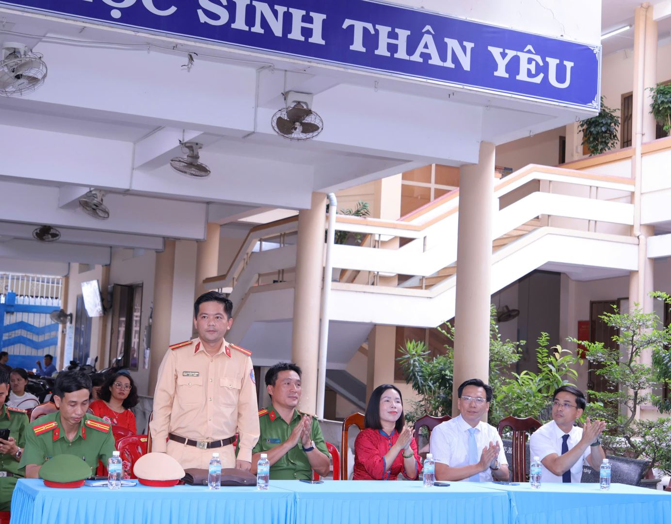 CSGT cùng CA Phường Nam Nha Trang và ban giám  hiệu nhà trường