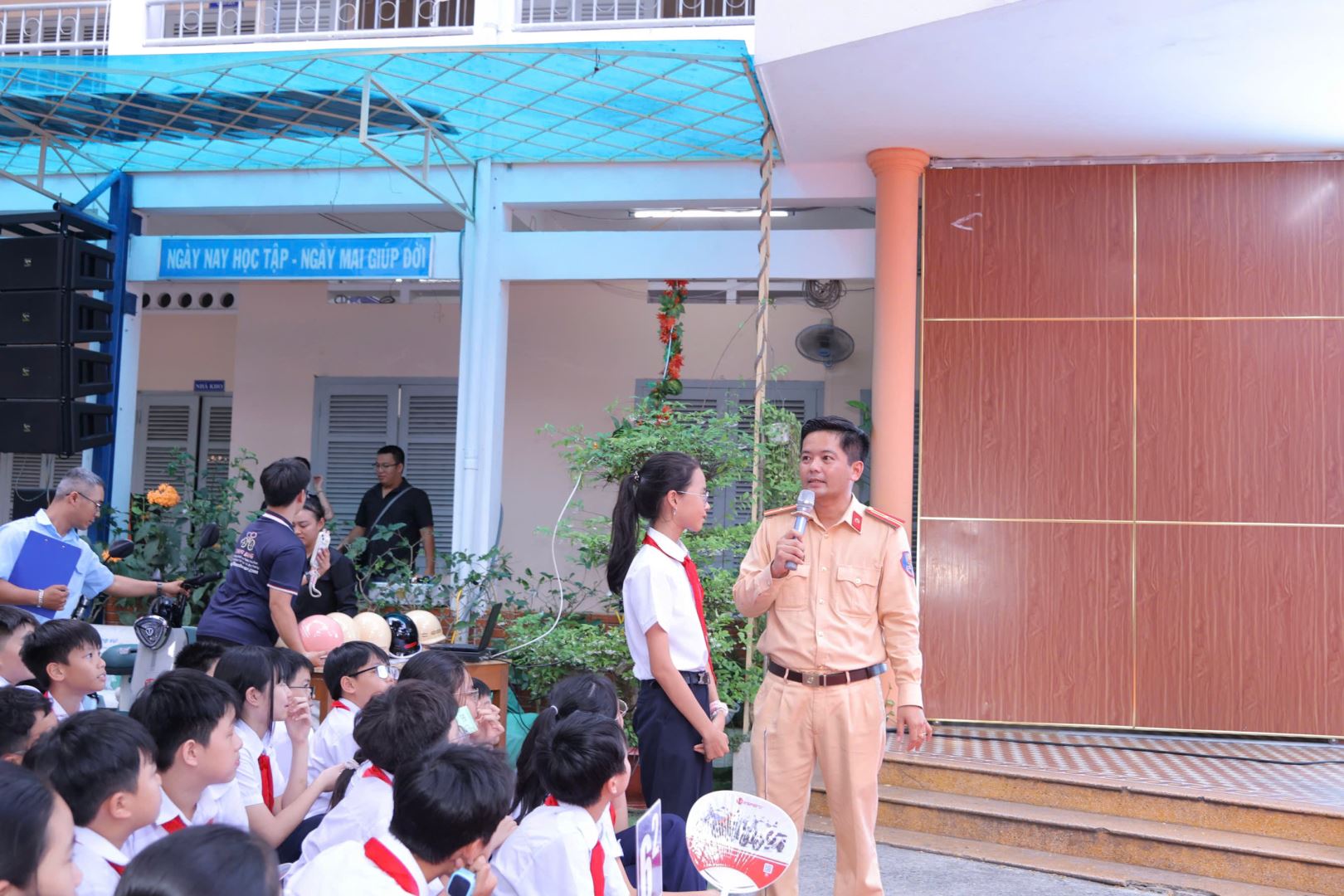 CSGT đặt câu hỏi giao lưu cùng học sinh nhà trường