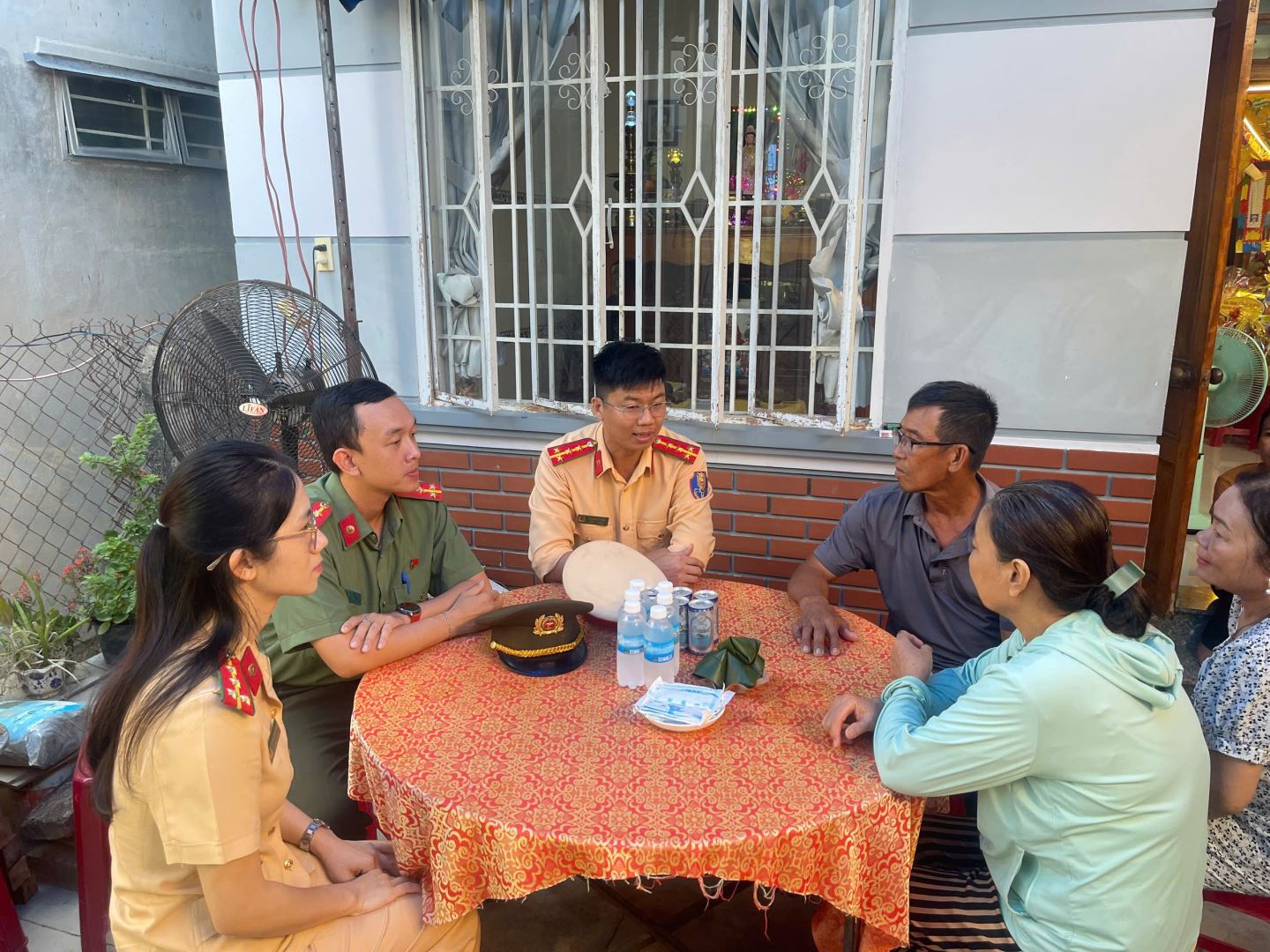 Lực lượng Cảnh sát giao thông Công an tỉnh Khánh Hoà thăm hỏi gia đình Thiếu tá Nguyễn Xuân Hải