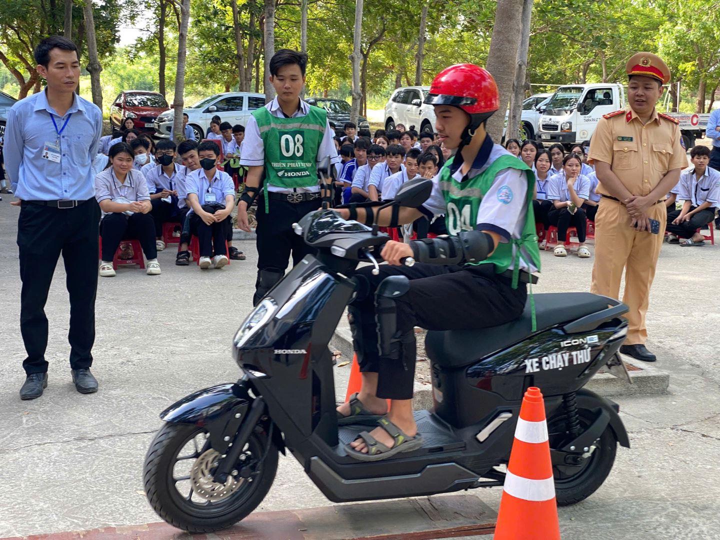 Các em học sinh kiểm tra sa hình thực tế