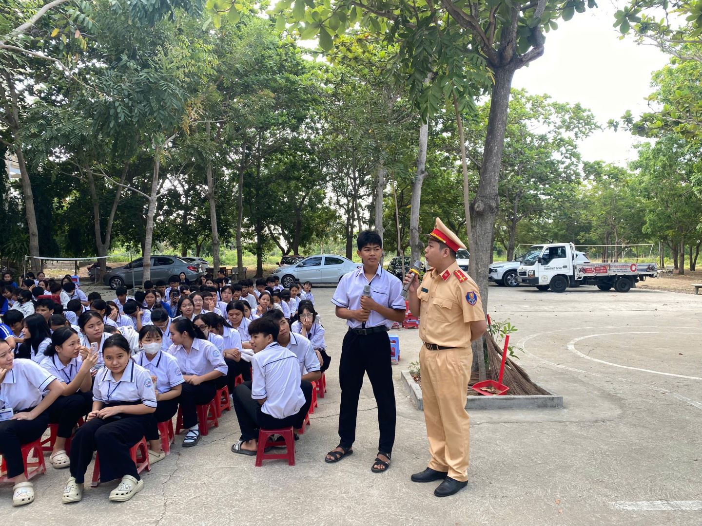 Cán bộ CSGT kiểm tra lý thuyết đối với các em học sinh