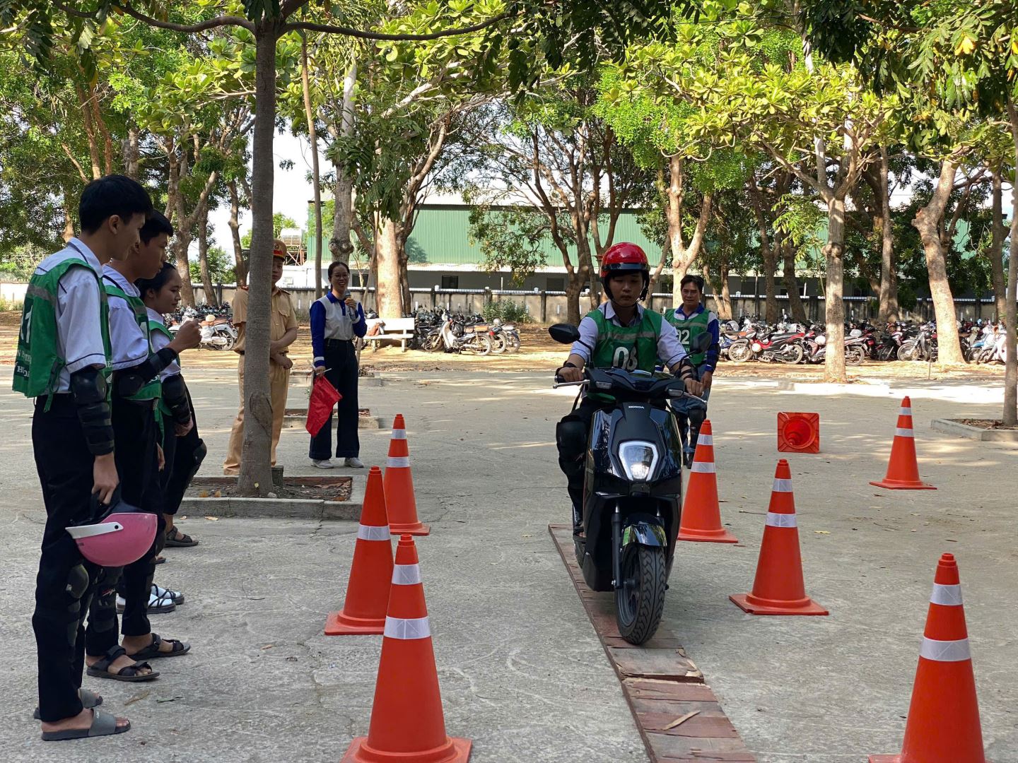 Điều khiển phương tiện qua đường hẹp