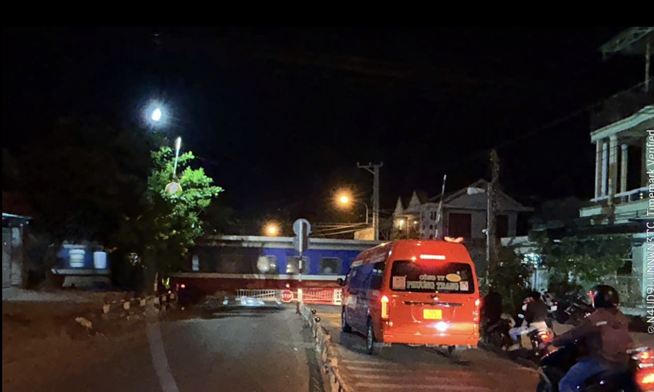 Các phương tiện chấp hành nghiêm việc dừng lại trước rào chắn