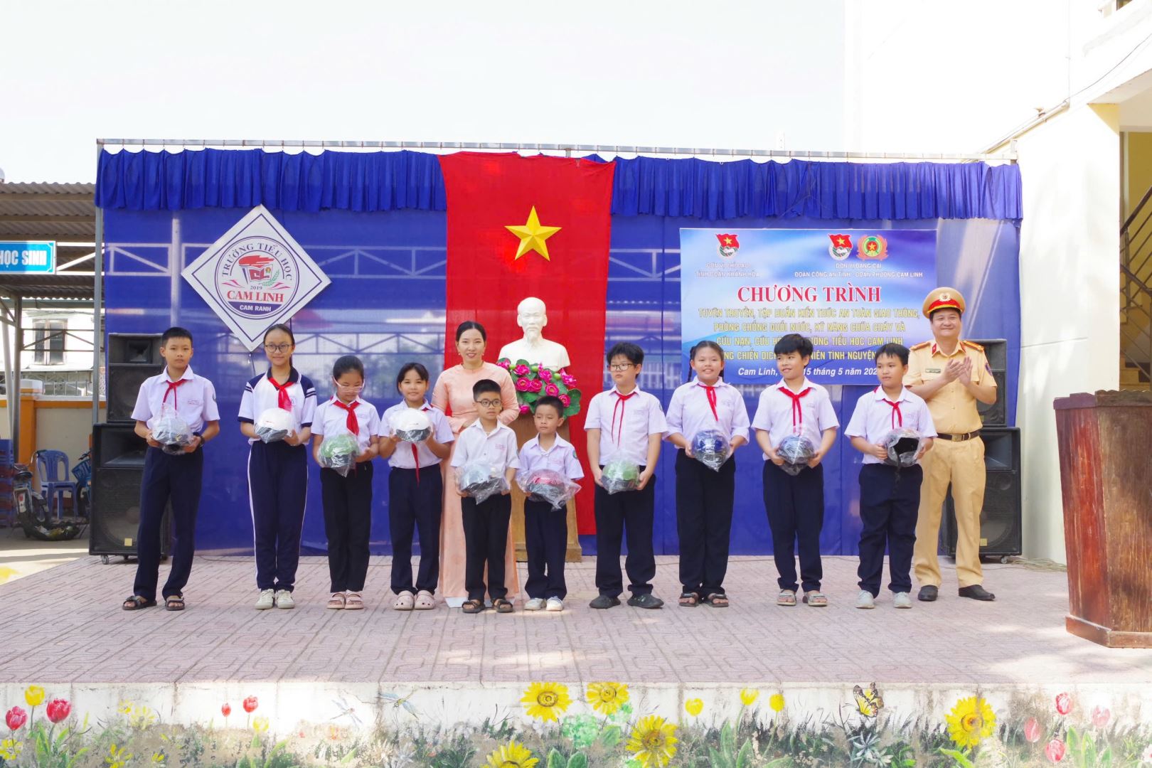 CSGT cùng ban giám hiệu nhà trường phát phần thưởng cho các em học sinh