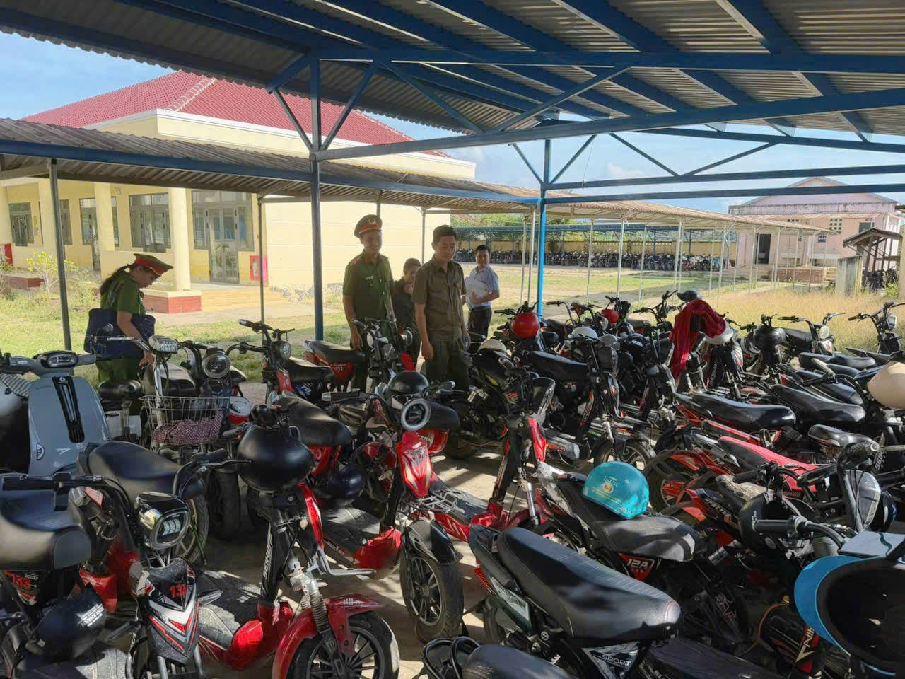 lực lượng CSGT kiểm tra thực tế tại kho xe