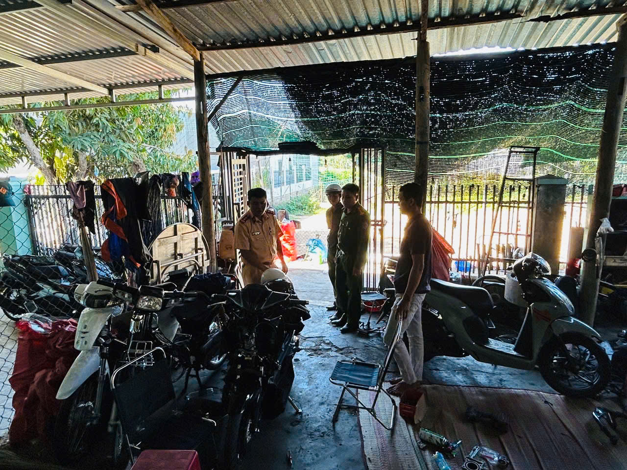 Lực lượng CSGT kiểm tra thực tế kho xe 