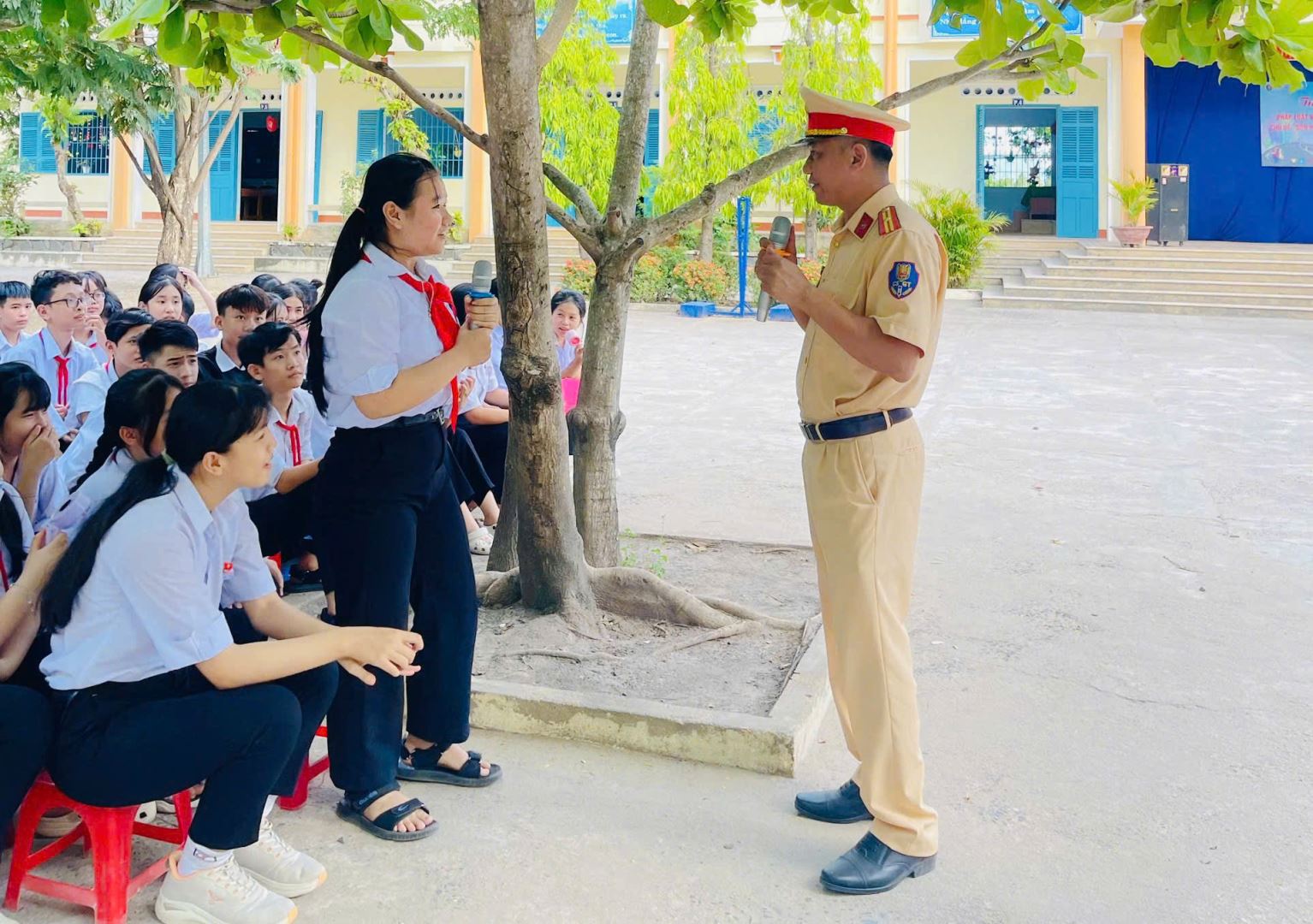 Học sinh tham gia câu hỏi của Cảnh sát giao thông