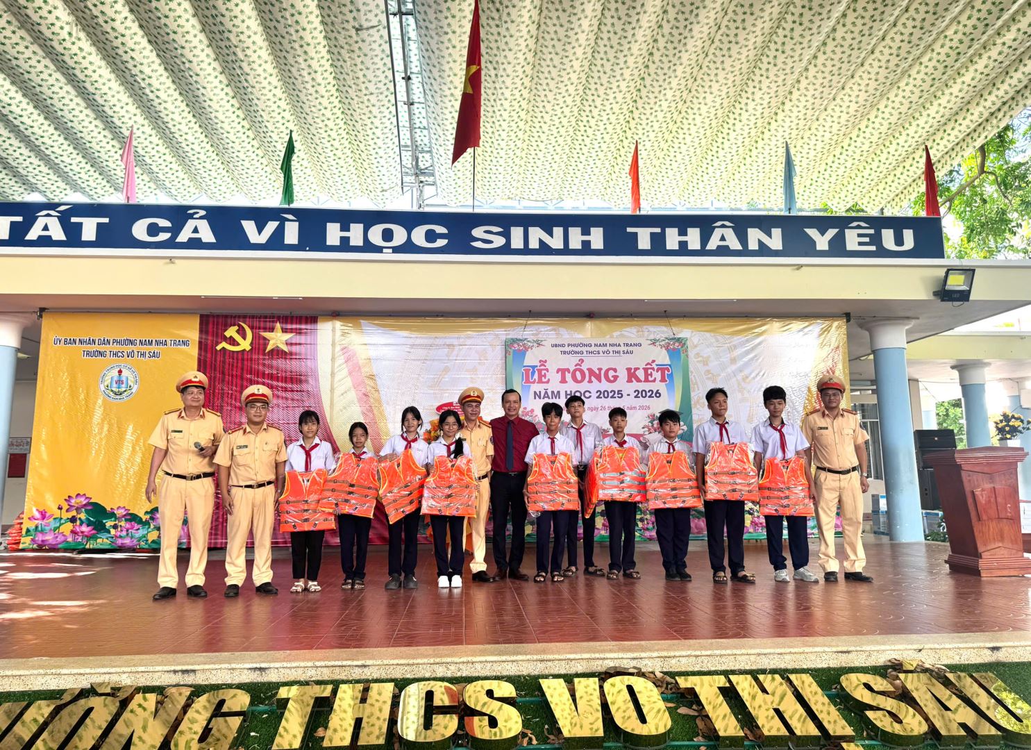 những học sinh có câu trả lời đúng được phát phần quà
