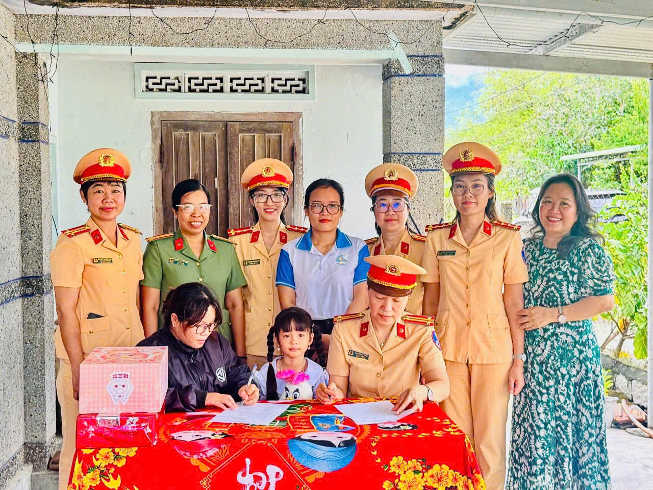 lực lượng CSGT thăm và động viên cháu Nguyễn Bảo Nguyên vượt qua khó khăn