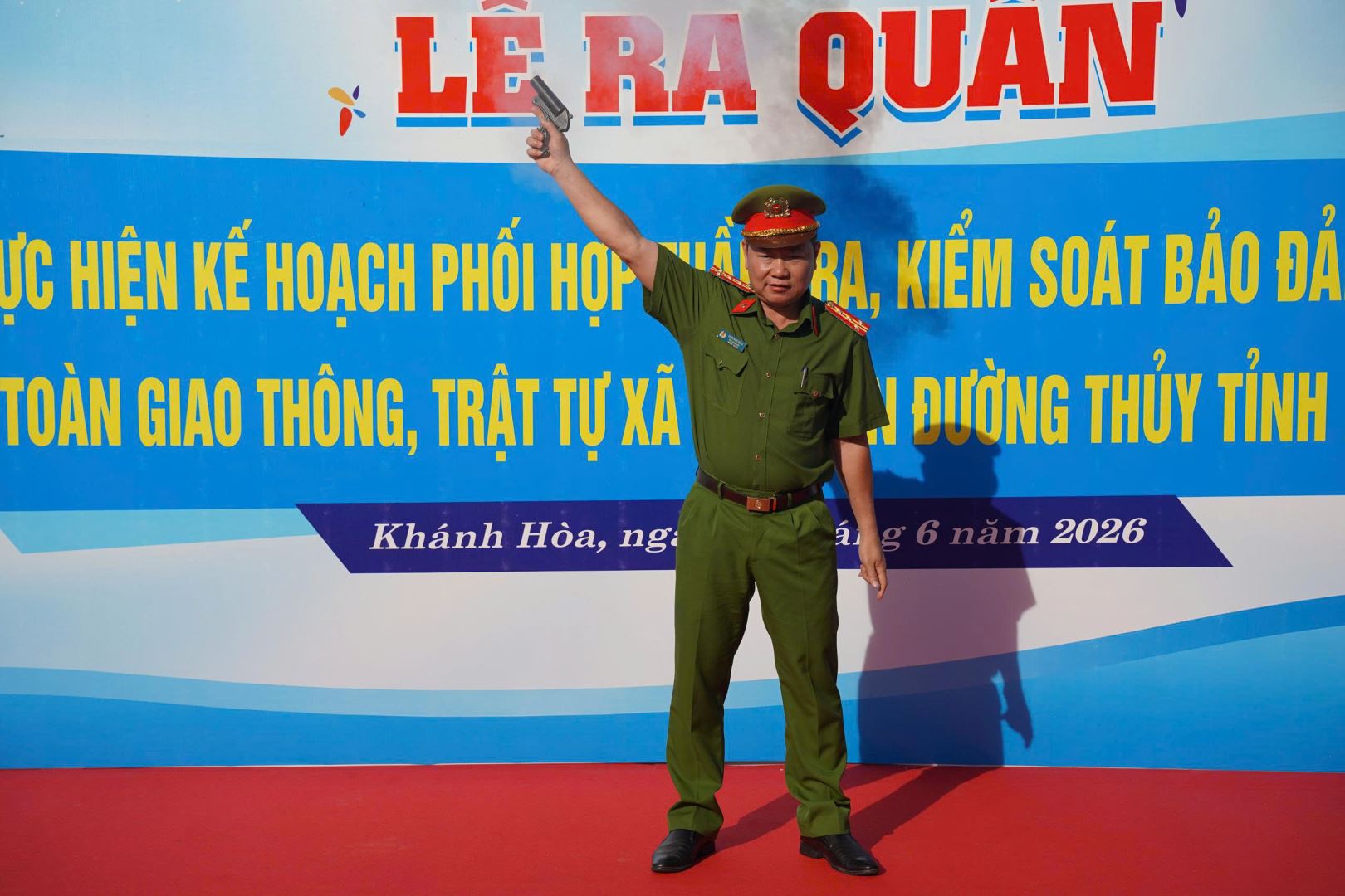 Đồng chí Đại tá Lê Quang Dũng chỉ huy buổi lễ ra quân
