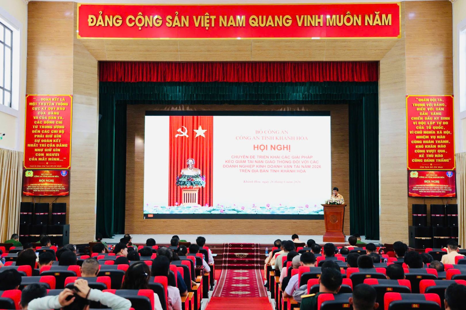 Quang cảnh hội nghị
