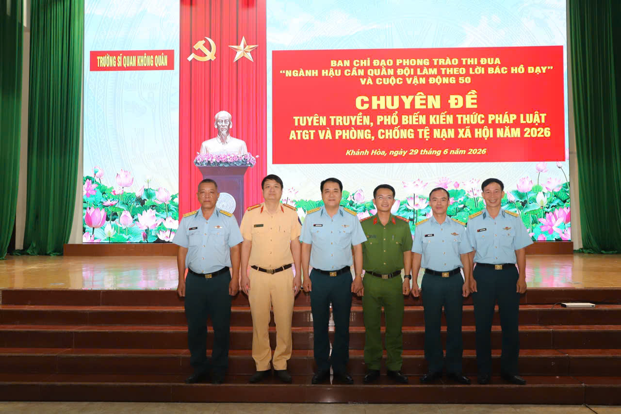 Lanhc đạo Nhà Trường cùng chụp ảnh chung buổi tuyên truyền
