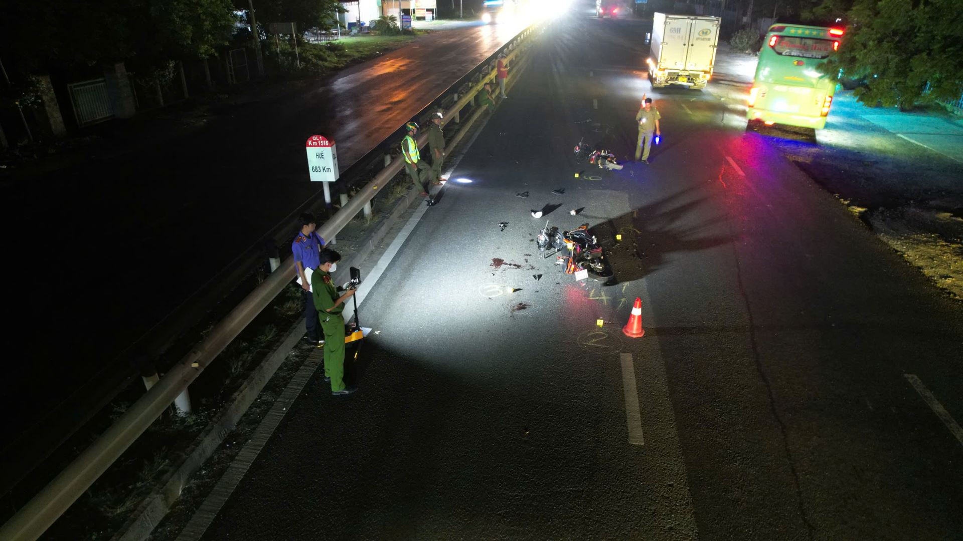 Cán bộ Kỹ thuật hình sự tỉnh Khánh Hòa triển khai thiết bị bay không người lái (flycam) phục vụ công tác khám nghiệm hiện trường, thu thập và ghi nhận dữ liệu hiện trường từ trên cao.