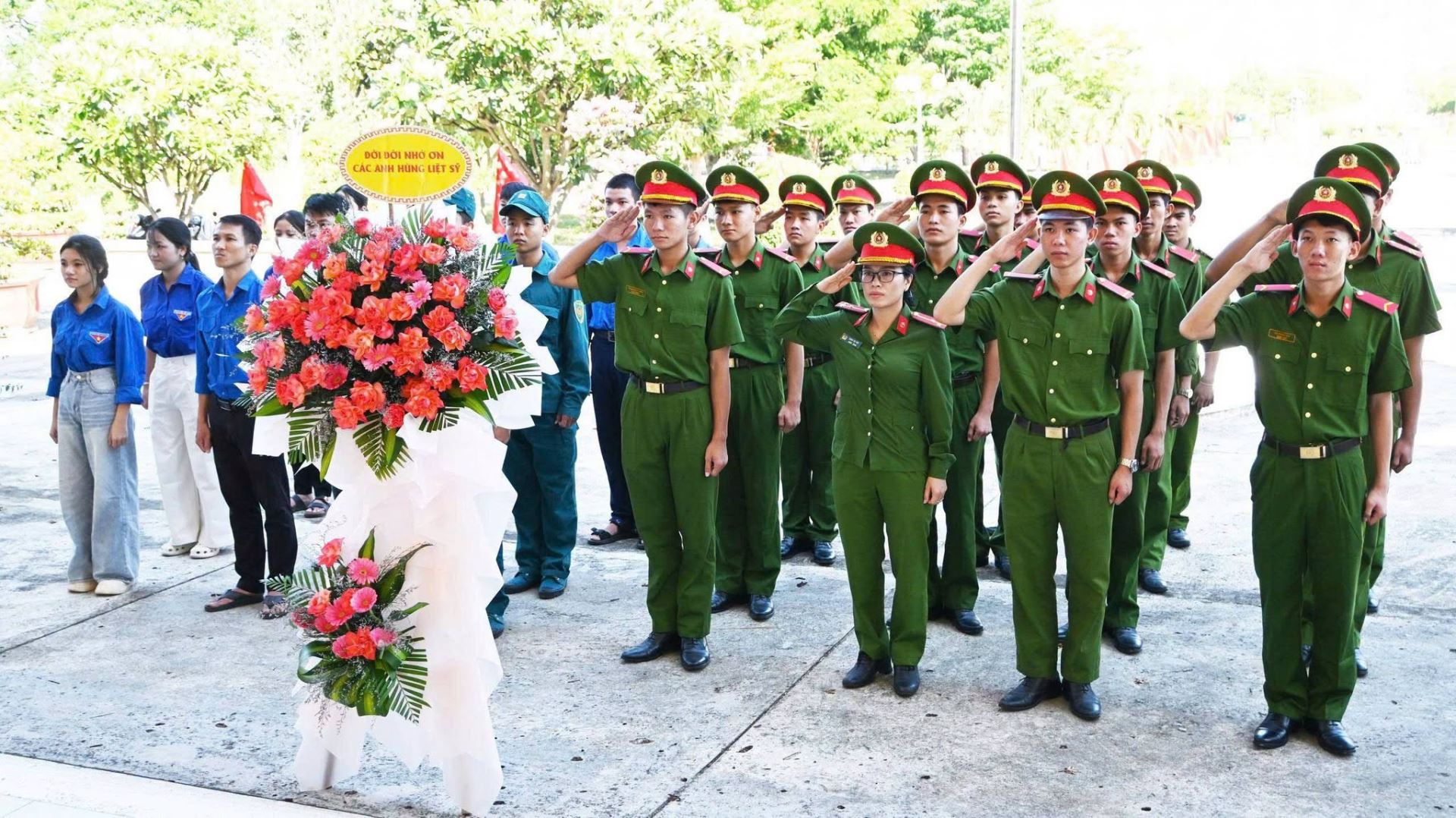 Lễ Dâng hoa tưởng niệm các Anh hùng Liệt sĩ