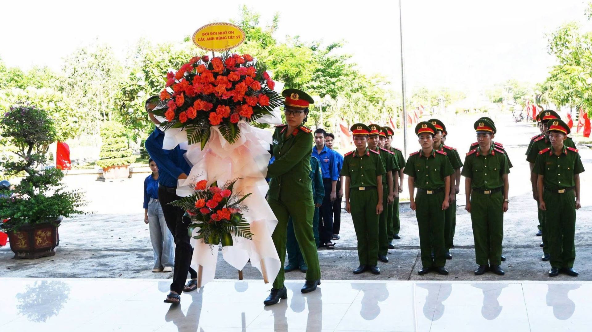 Đại diện hai cơ sở Đoàn dâng hoa tưởng niệm các Anh hùng Liệt sĩ