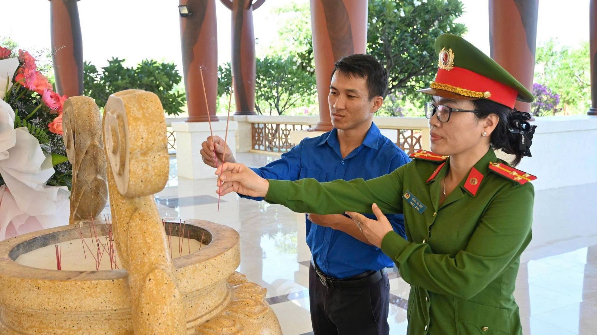 Đoàn viên thanh niên dâng hương tưởng niệm các Anh hùng Liệt sĩ