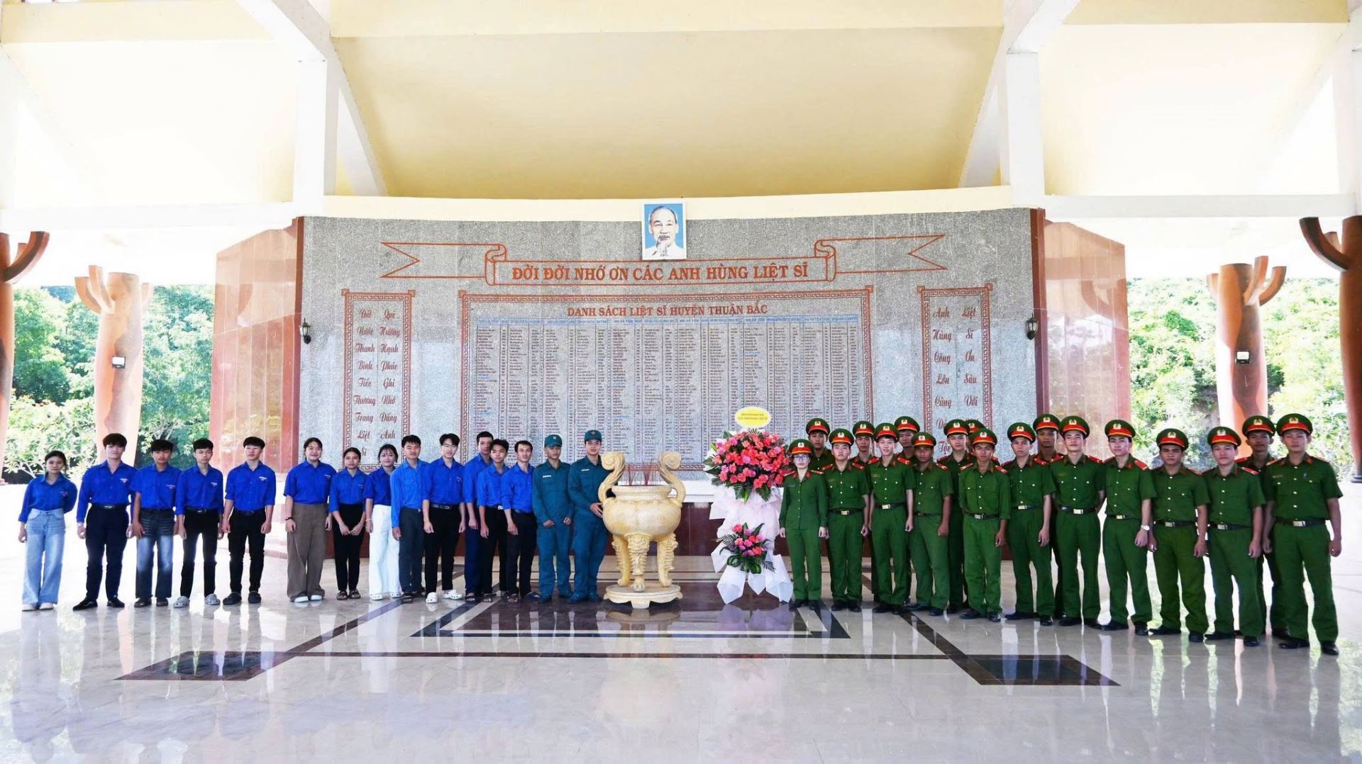 Đoàn viên thanh niên chụp ảnh lưu niệm tại Đền tưởng niệm