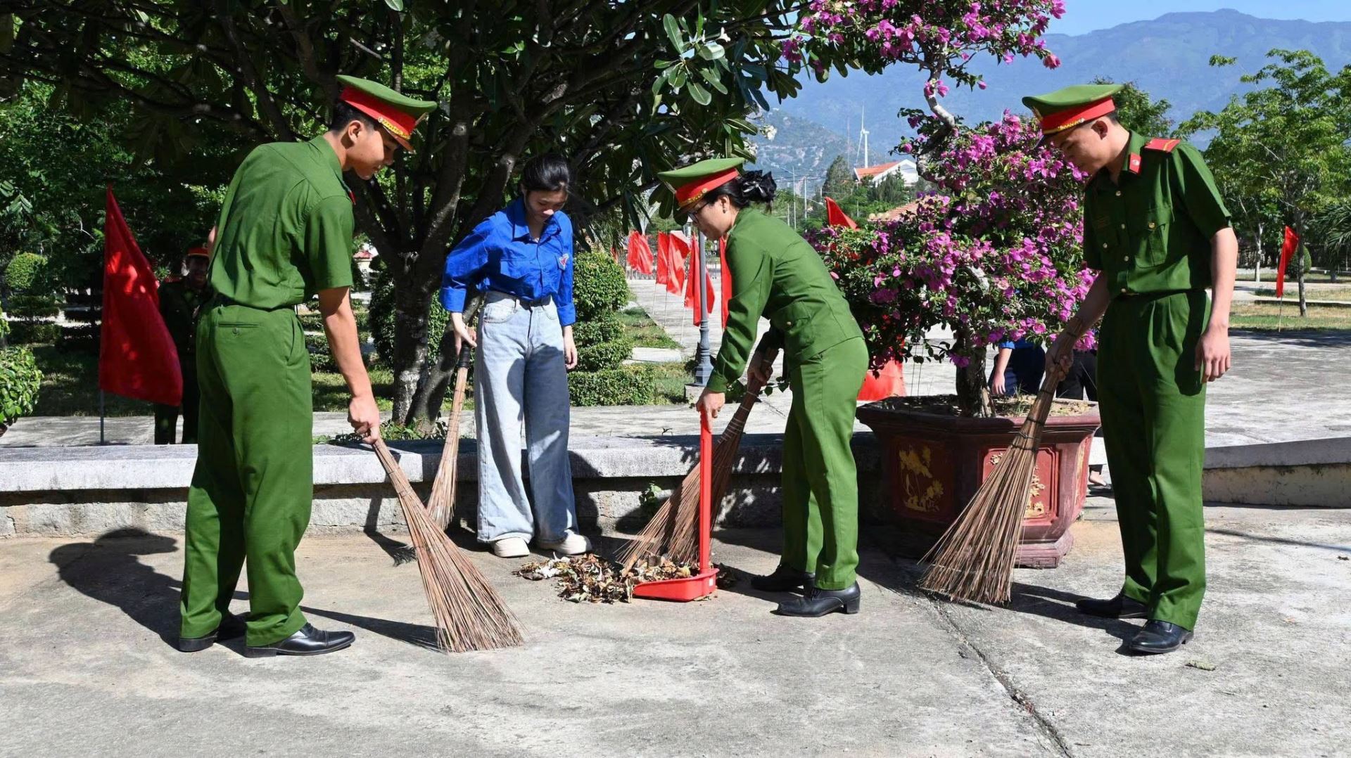 Đoàn viên thanh niên tổ chức dọn dẹp vệ sinh Đền tưởng niệm