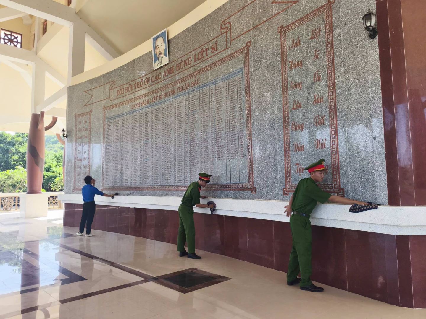 Đoàn viên thanh niên tổ chức dọn dẹp vệ sinh Đền tưởng niệm