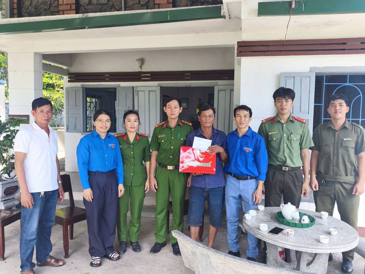 Đoàn tặng quà tri ân người có công cách mạng