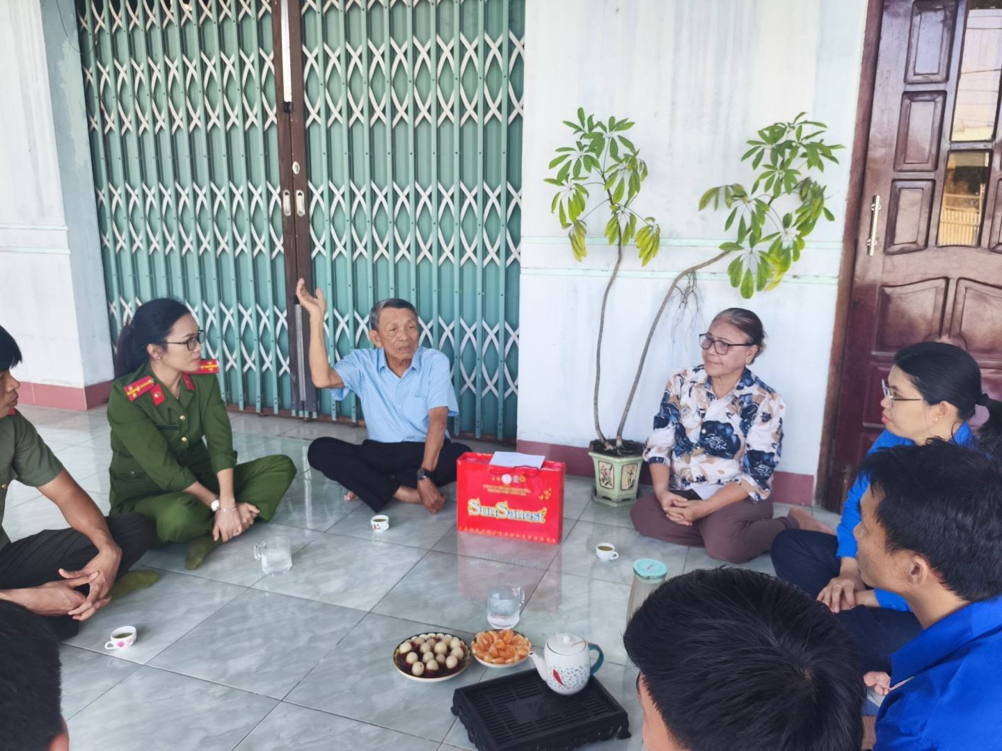 Đoàn hỏi thăm sức khoẻ, đời sống các gia đình có công cách mạng trên địa bàn 