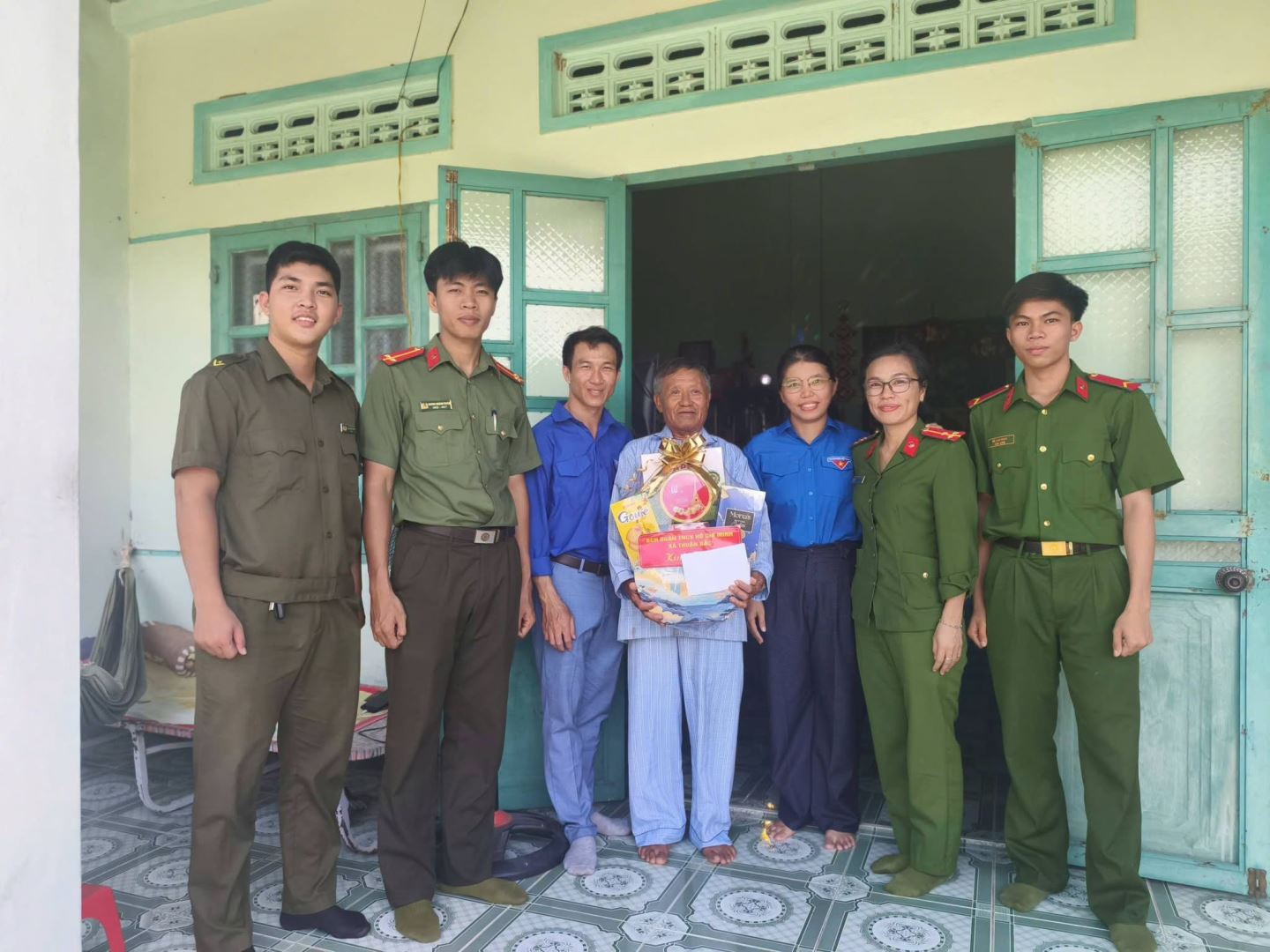 Đoàn tặng quà tri ân người có công cách mạng