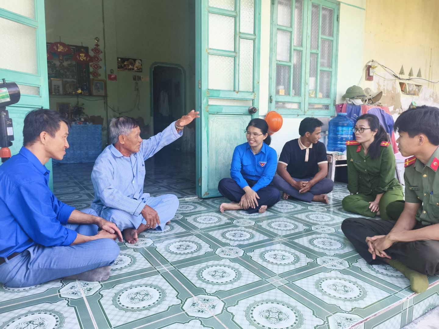 Đoàn hỏi thăm sức khoẻ, đời sống các gia đình có công cách mạng trên địa bàn 