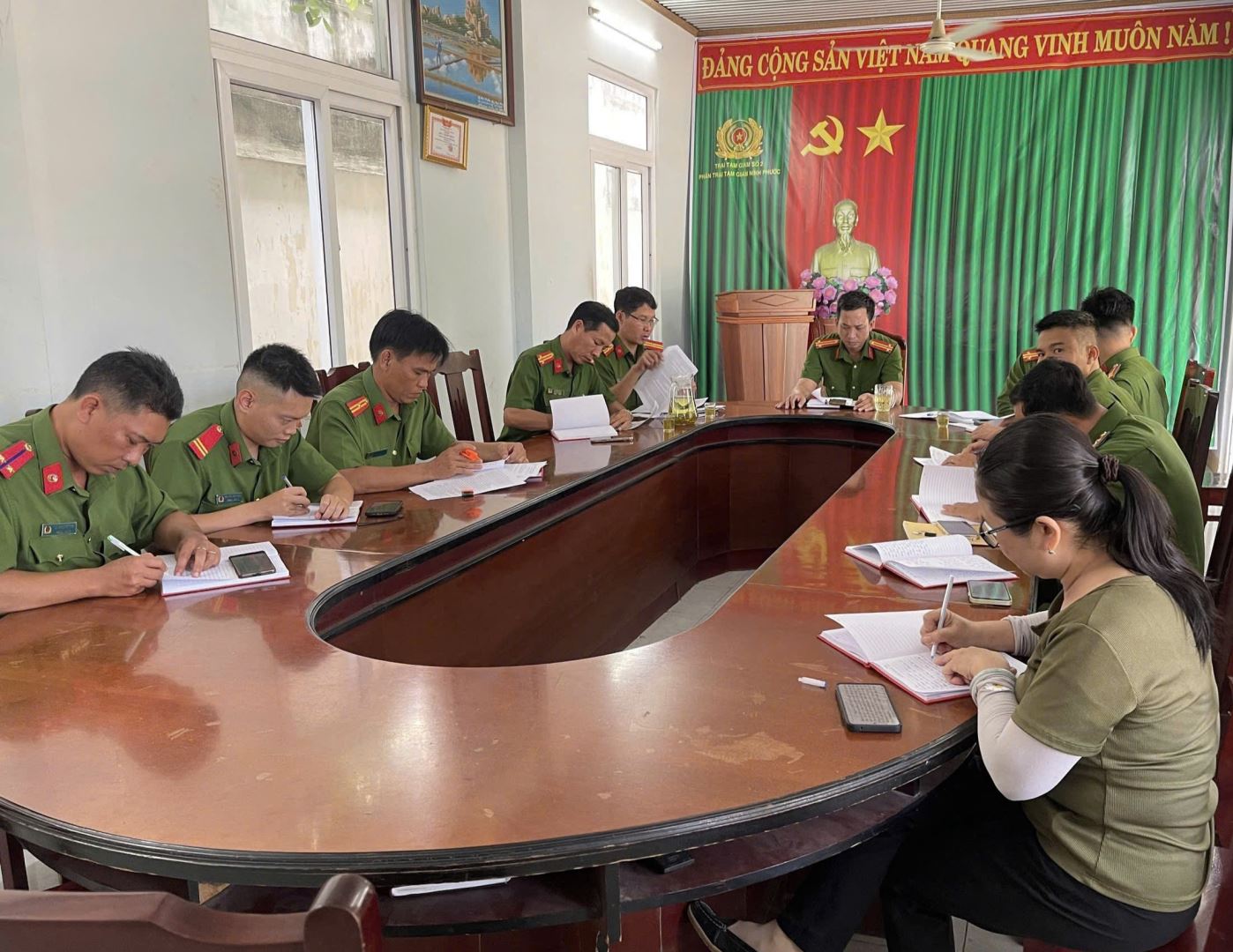 Đồng chí Trần Quốc Khánh, Đảng ủy viên Đảng bộ Trại tạm giam số 2 dự và chỉ đạo buổi công bố