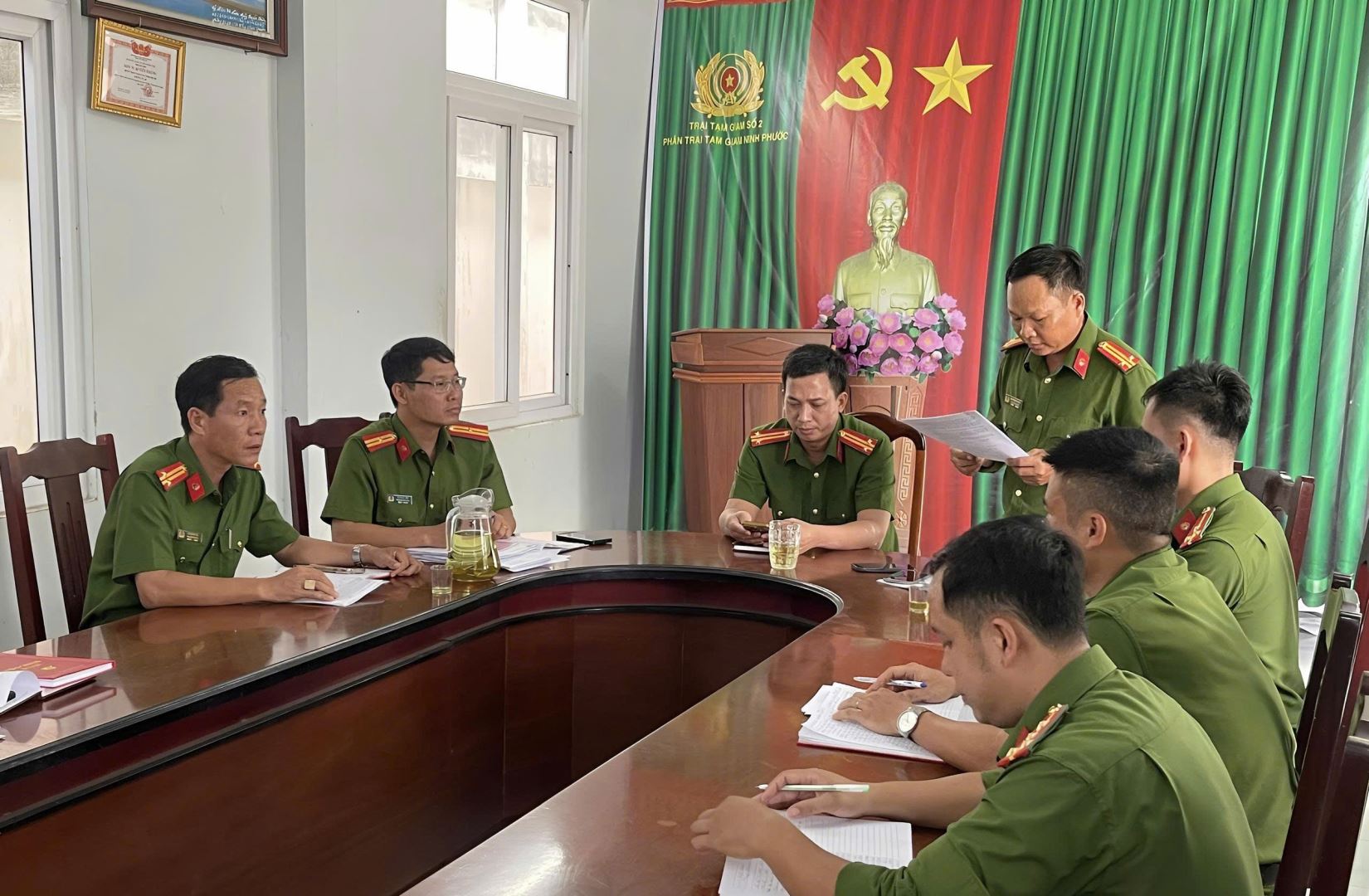 Đồng chí Nguyễn Hoa Thảo, Phó Bí thư Chi bộ, Tổ trưởng Tổ Kiểm tra, giám sát đã đại diện Tổ Kiểm tra công bố toàn văn quyết định kiểm tra
