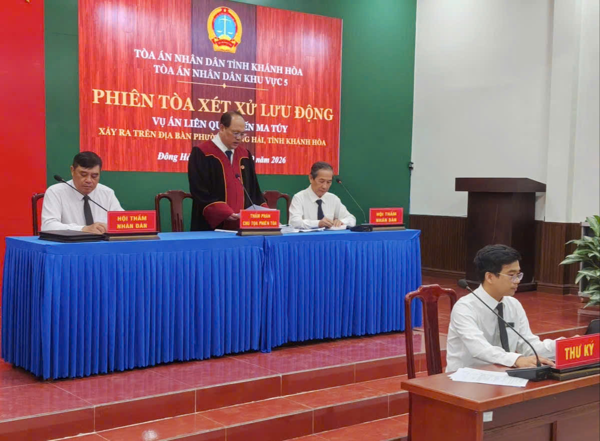 Hội đồng xét xử Tòa án nhân dân khu vực 5, tỉnh Khánh Hòa