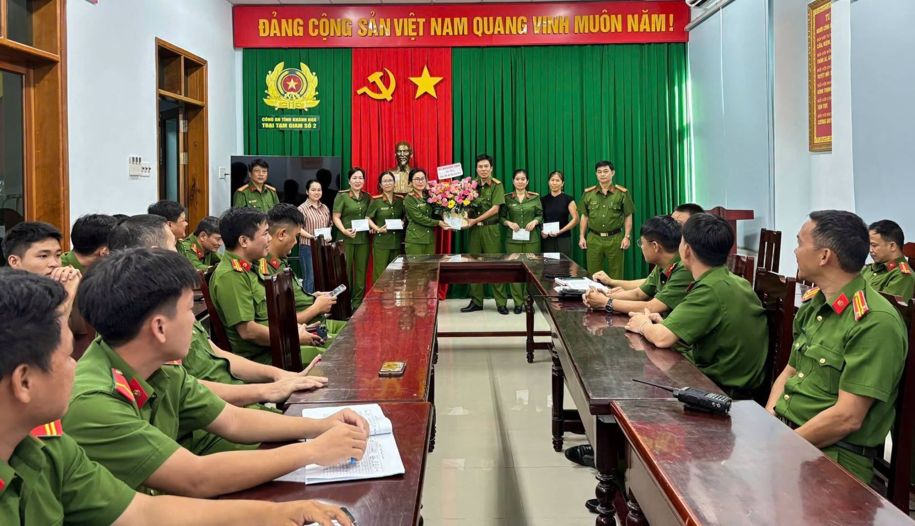 Đồng chí Thượng tá Nguyễn Tấn Xuân - Phó Giám thị Trại tạm giam số 2 tặng hoa chúc mừng toàn thể cán bộ, chiến sĩ nữ