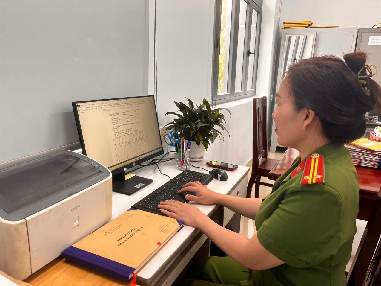 Cán bộ tổ chức thăm gặp thực hiện thủ tục qua hệ thống quản lý