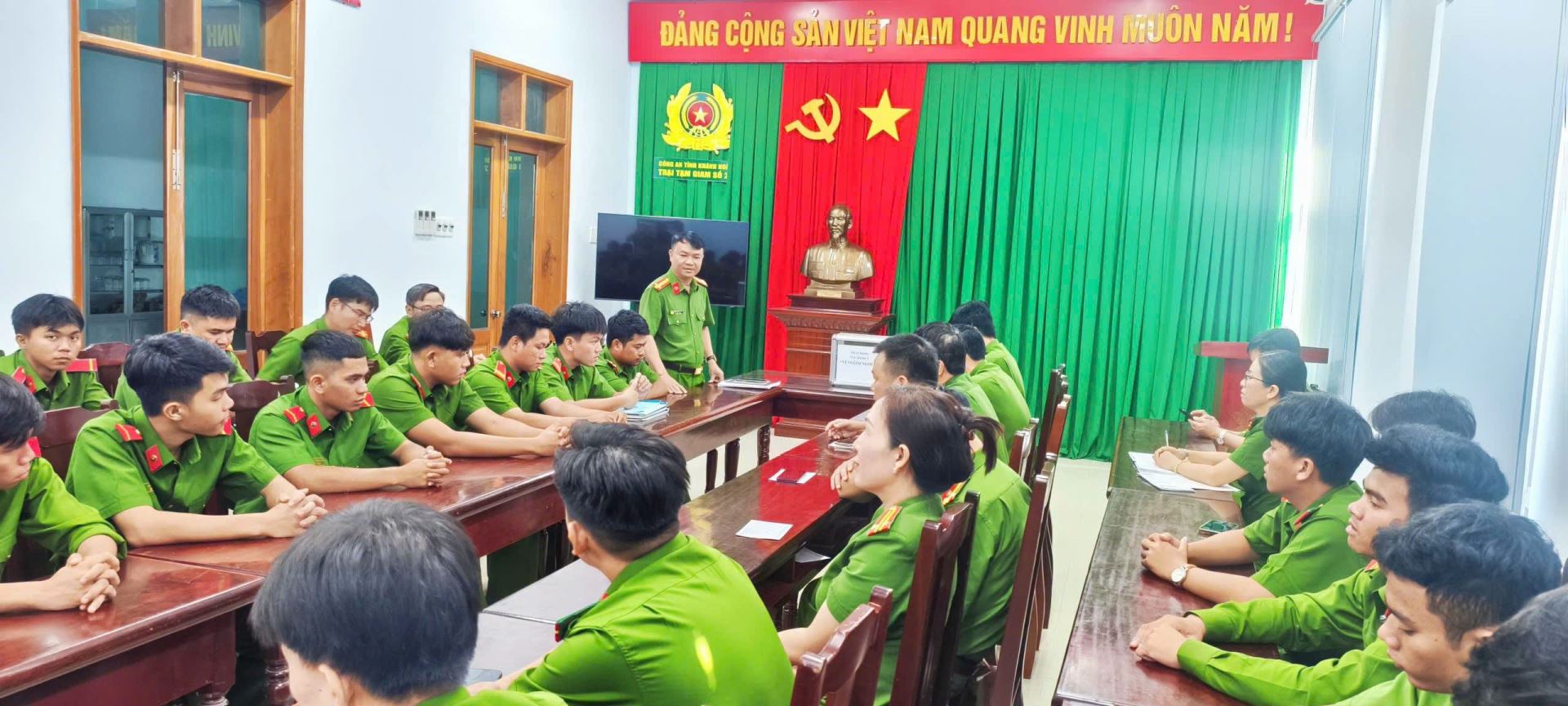 Đồng chí Đại tá Nguyễn Ngọc Quý - Giám thị Trại Tạm giam phát động ủng hộ "Qũy vì người nghèo"
