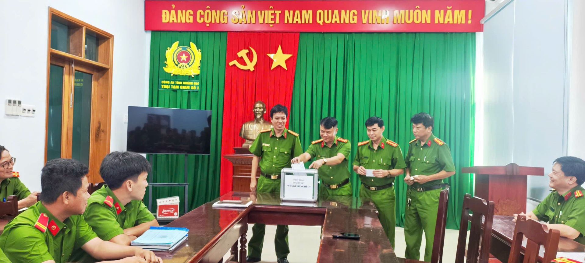Các đồng chí Lãnh đạo Trại Tạm giam số 2 tham gia ủng hộ "Qũy vì người nghèo"