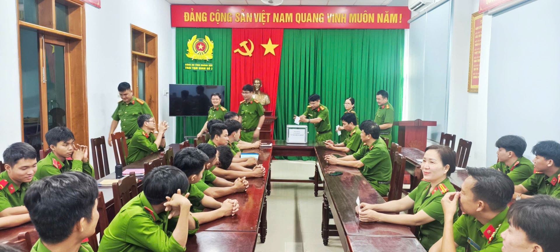 Cán bộ, chiến sĩ Trại Tạm giam số 2 tham gia ủng hộ "Qũy vì người nghèo"