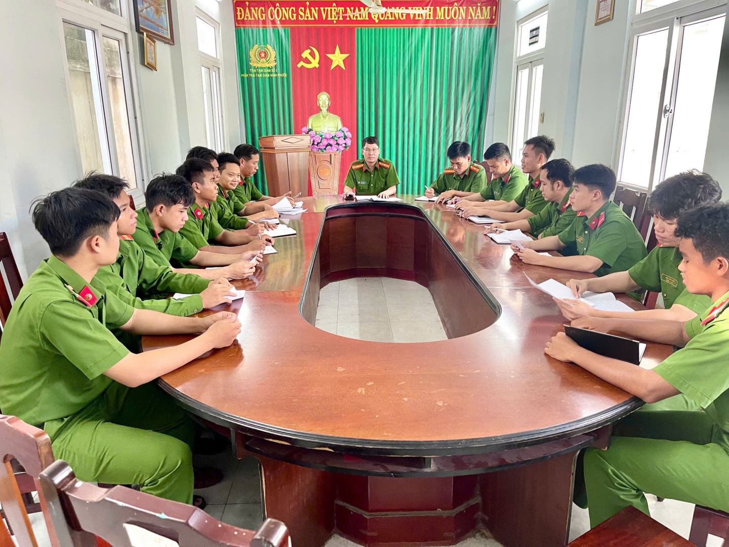 Đồng chí Vũ Văn Linh, Bí thư Chi bộ chủ trì và chỉ đạo buổi sinh hoạt
