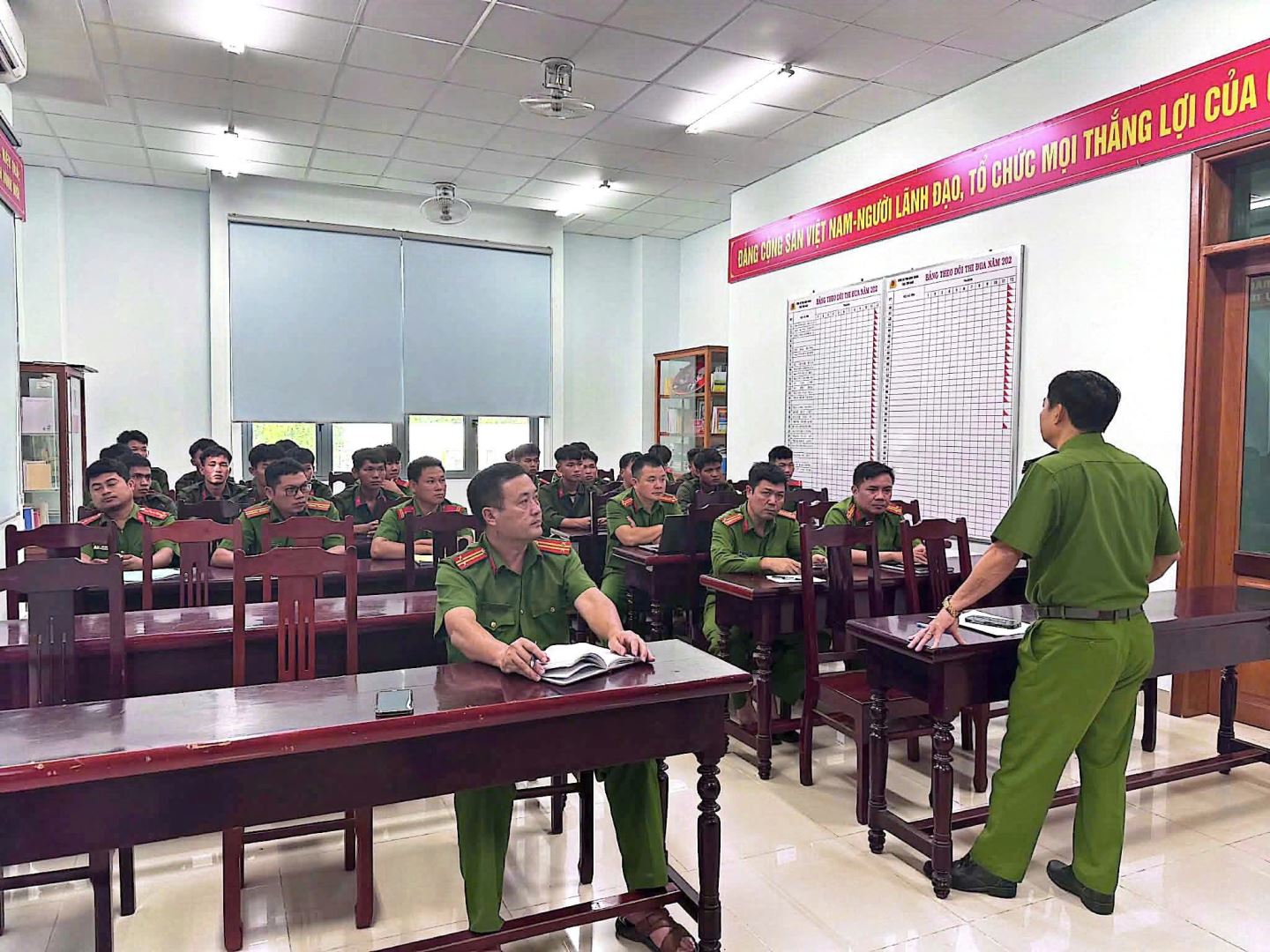 Tổ chức giáo dục chính trị tư tưởng cho các đồng chí mới đến nhận công tác tại đơn vị